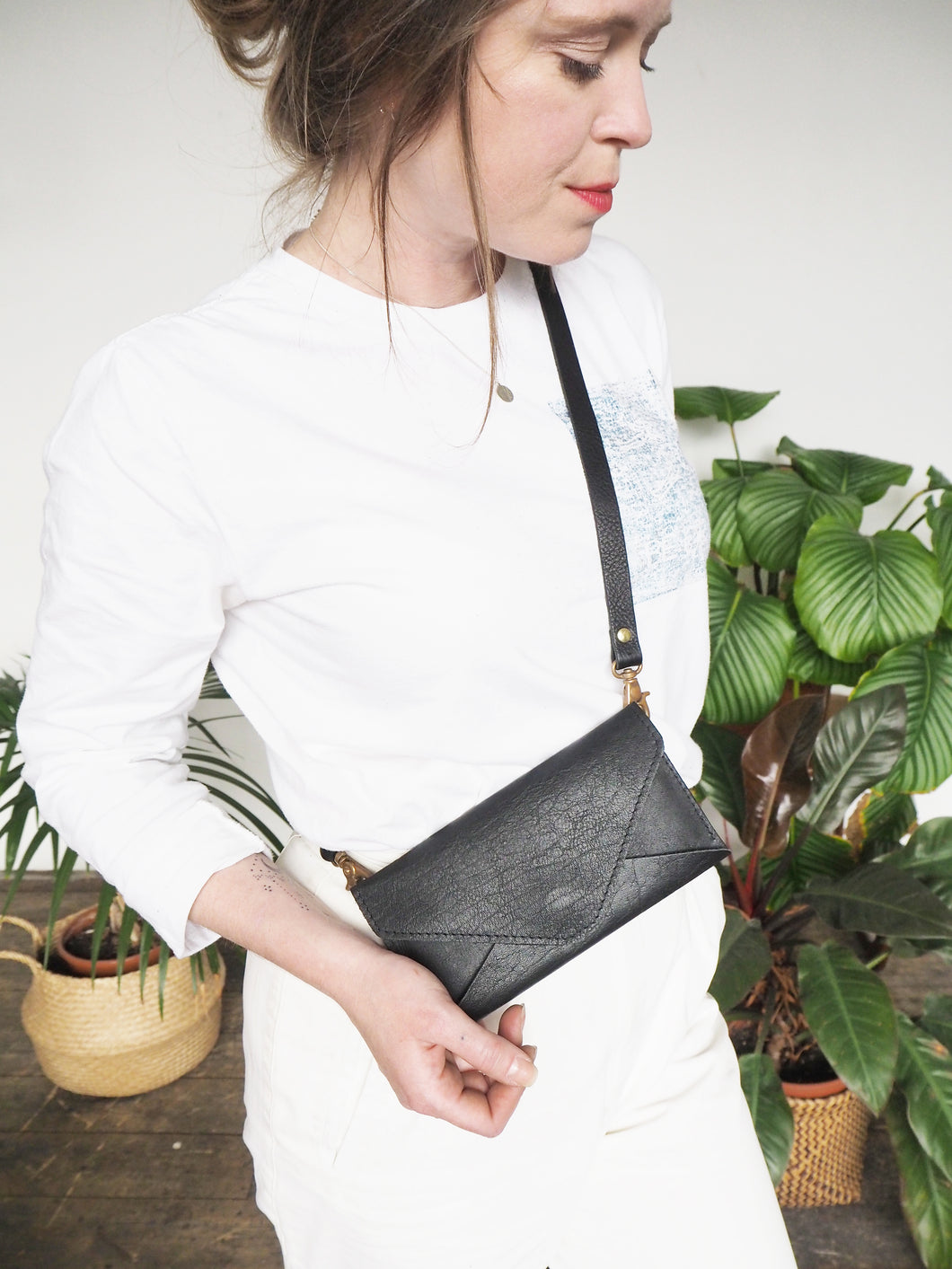 Olivia Black Envelope Purse with detachable strap – bluehourlondon
